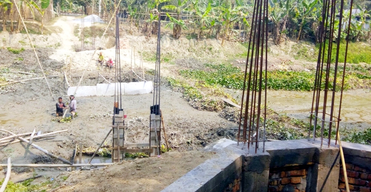 সরকার দেয়নি বলে নিজেরাই সেতু নির্মাণ করছেন এলাকাবাসী